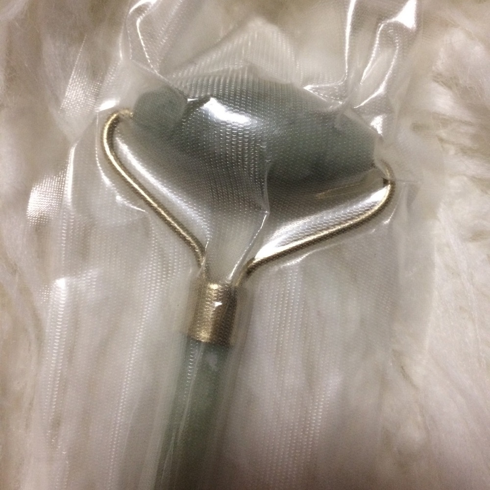 NWT Jade Roller Green Gift Skincare Spa Christmas Gift Stocking Stuffer Holiday - Picture 4 of 5